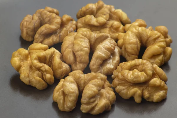 Verschillende soorten noten. Gezond en eiwitrijk voedsel. Walnoten dichtbij — Stockfoto