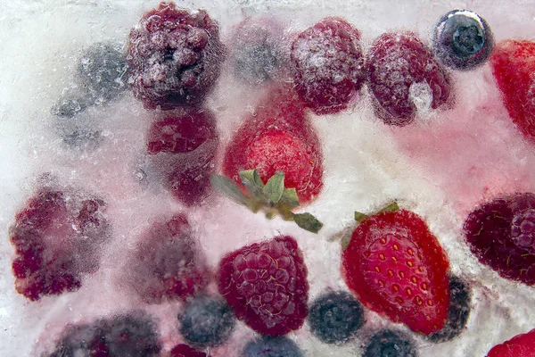 Diferentes bayas jugosas congeladas en hielo. Vitamina útil saludable fo — Foto de Stock