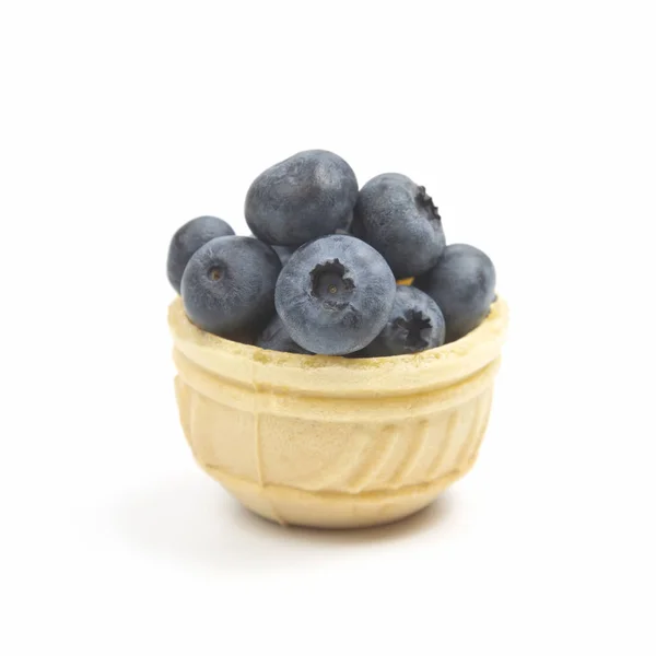 Blaubeeren im Waffelkorb. Vitamine und gesunde Lebensmittel — Stockfoto