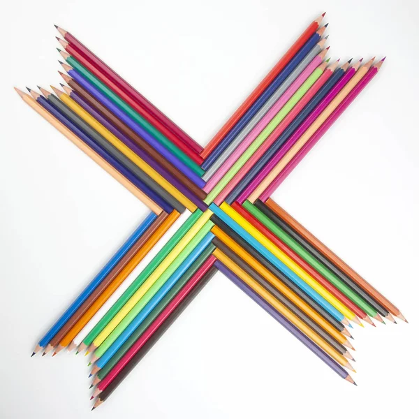 Цветные карандаши для рисования на белом фоне. Образование и — стоковое фото