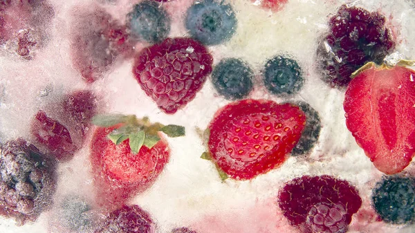 Diferentes bayas jugosas congeladas en hielo. Vitamina útil saludable fo — Foto de Stock