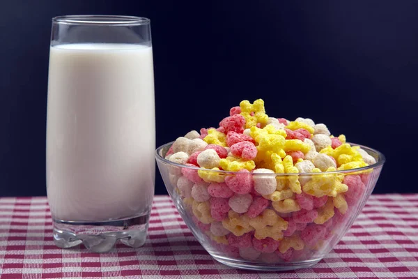 Aperitivos ligeros de colores. Desayuno en un plato y un vaso de leche . —  Fotos de Stock