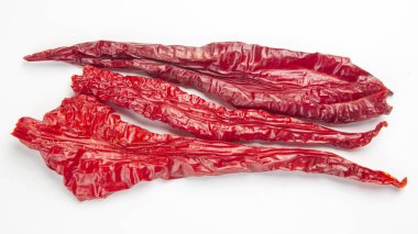 Beyaz arka planda kurutulmuş kırmızı biber. Yemek ve baharat..