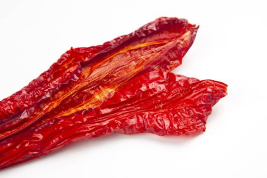 Beyaz arka planda kurutulmuş kırmızı biber. Yemek ve baharat..