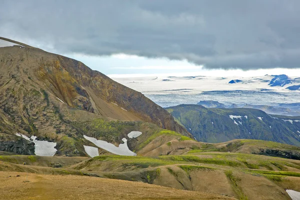 Hermoso contraste del paisaje montañoso en Islandia. Natu. — Foto de Stock