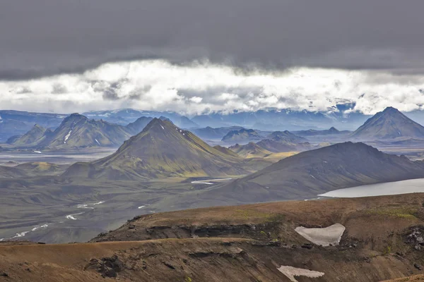Контраст горного ландшафта Исландии. Нату — стоковое фото