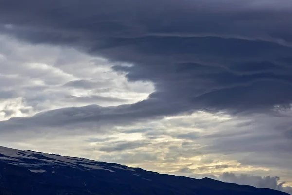 Beautiful clouds over the hilly landscapes of Iceland. Nature an — Stock Photo, Image