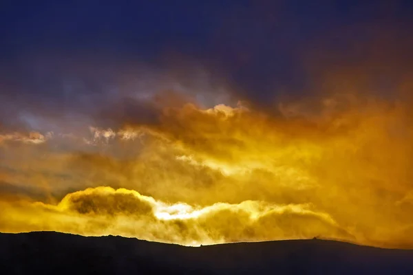 Pôr do sol na montanha e no terreno nebuloso da Islândia. Natureza e plac — Fotografia de Stock