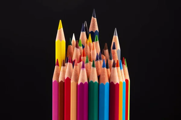 Buntstifte zum Zeichnen auf dunklem Hintergrund. Bildung und — Stockfoto