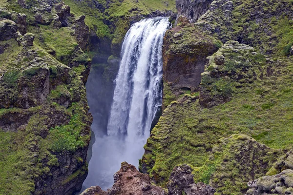 Vodopády ve Skodě. Island. Příroda a místa pro dvě — Stock fotografie