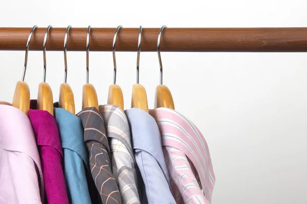 Diferentes camisas clásicas de oficina para mujer cuelgan de una percha para sto —  Fotos de Stock
