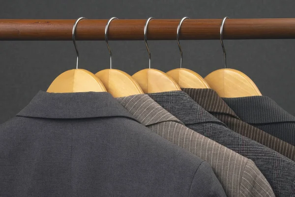 Diferentes chaquetas clásicas de oficina de las mujeres cuelgan en una percha para st —  Fotos de Stock