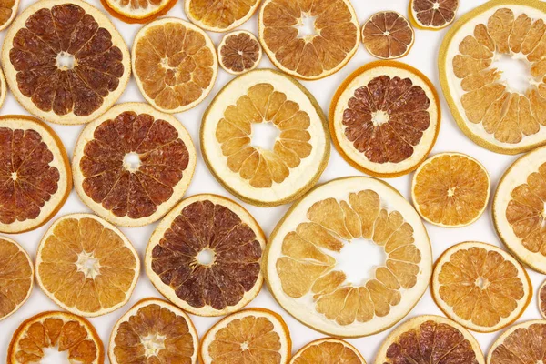 Beyaz arka planda çeşitli turunçgil meyvelerinin kurutulmuş dilimleri — Stok fotoğraf