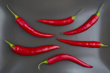 Kırmızı biber, gri tabağa yakın. Sağlıklı sebze yemeği.