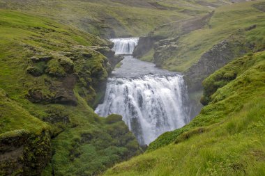 Skoda nehrinde şelaleler. İzlanda. Doğa ve yerler...