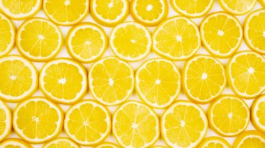 Dilimlenmiş narenciye limonlarının yarısı açık arkaplanda