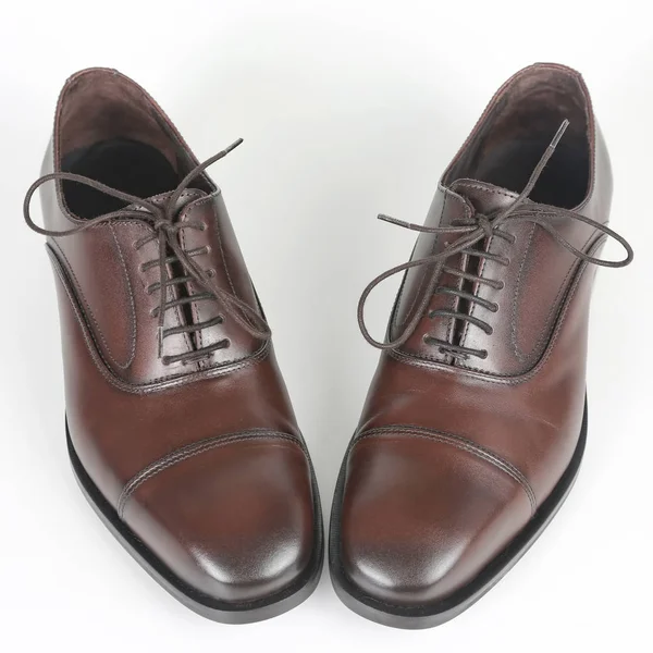 Beyaz arka planda klasik erkek kahverengi ayakkabıları. deri modern sh — Stok fotoğraf