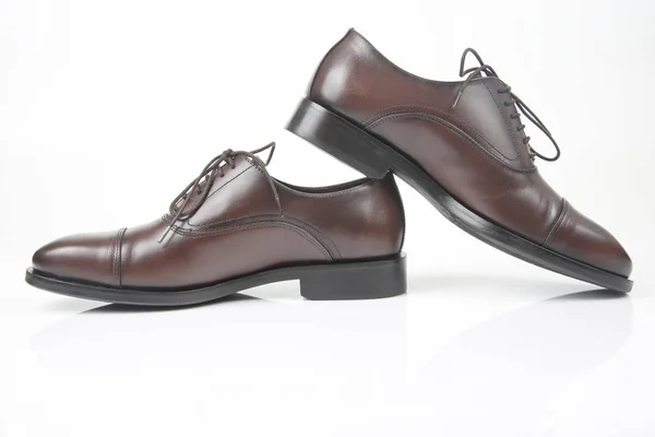 Sapatos castanhos masculinos clássicos no fundo branco. Sapatos de couro — Fotografia de Stock