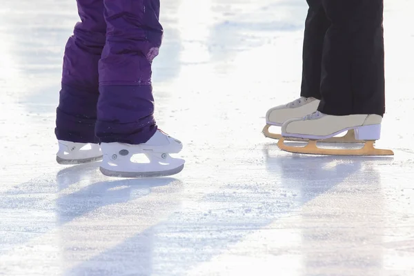 Mädchen und Frauen beim Eislaufen auf einer Eisbahn — Stockfoto