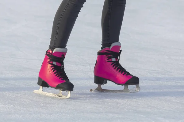 Beine eines Mädchen beim Schlittschuhlaufen auf einer Eisbahn. — Stockfoto