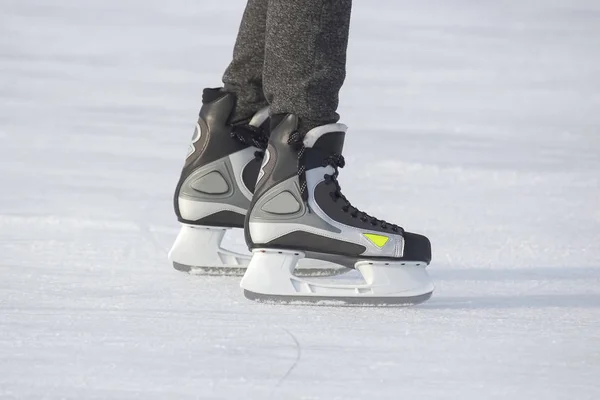 Pieds sur les patins d'une personne roulant sur la patinoire — Photo