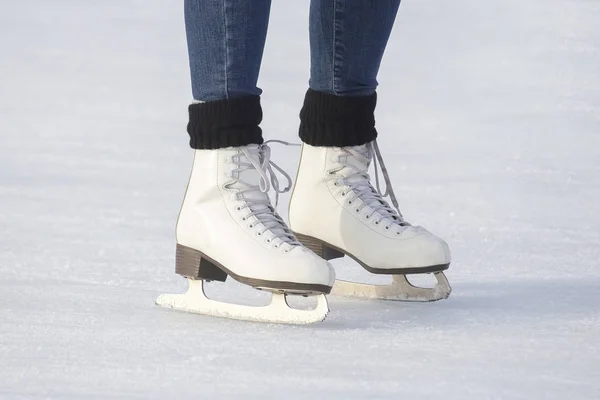 Beine eines Mädchen beim Schlittschuhlaufen auf einer Eisbahn — Stockfoto