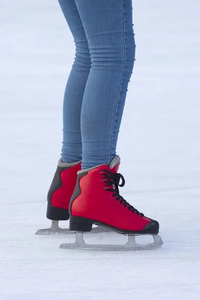 Egy jégpályán korcsolyázó lány lábai. Hobbi és sport. V — Stock Fotó