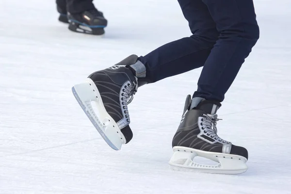 L'uomo pattina attivamente su una pista di pattinaggio. Interessi e sport. Vacanza. — Foto Stock