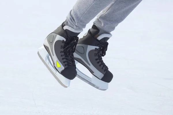 Pernas de um homem a patinar num ringue de gelo. Passatempos e desportos. Vacati. — Fotografia de Stock