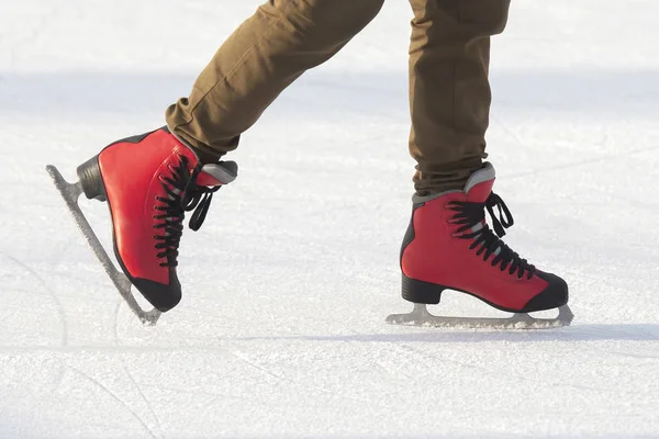 Ноги дівчини на ковзанах на ковзанах — стокове фото