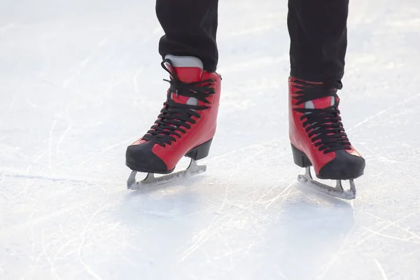 Ноги в красных коньках на катке. Хобби и спорт. Отдых — стоковое фото