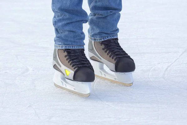 アイスリンクの上でスケートをしている男の足を閉じて。趣味・スポーツ — ストック写真