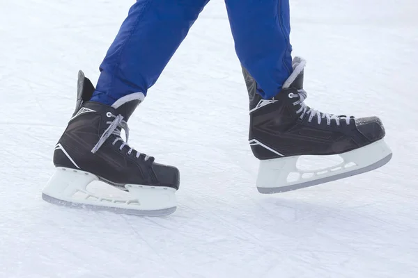 一个人的腿在溜冰场上滑冰。 业余爱好和运动。 出缺率 — 图库照片