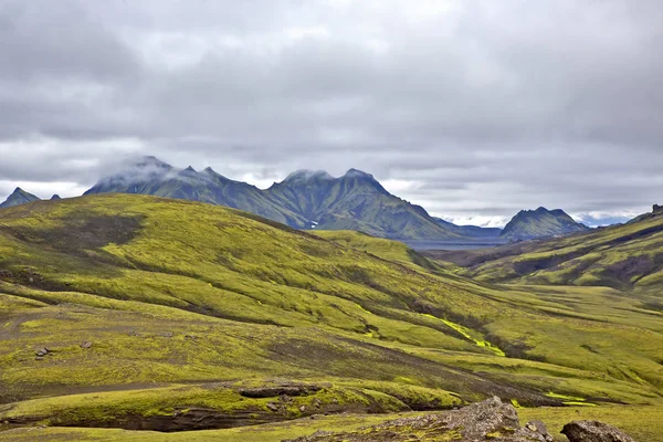 Bela paisagem montanhosa na Islândia. Natureza e lugares para w — Fotografia de Stock