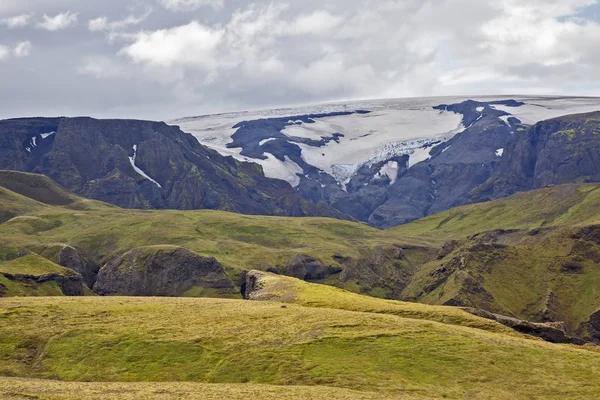 Красивый горный пейзаж с ледником в Исландии. Природа и — стоковое фото