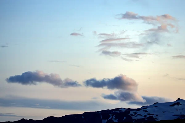 Lindas nuvens sobre as paisagens montanhosas da Islândia. Natureza e — Fotografia de Stock