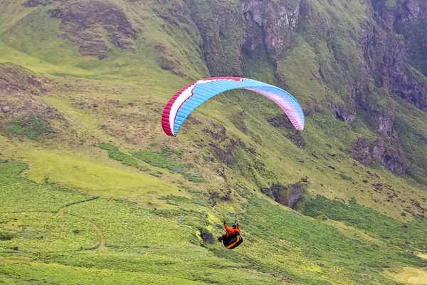 Parapente volando en Islandia. Naturaleza y lugares para maravilloso tr —  Fotos de Stock