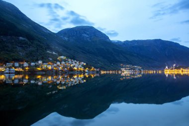 Gece şehir Odda su yansıması. Norveç