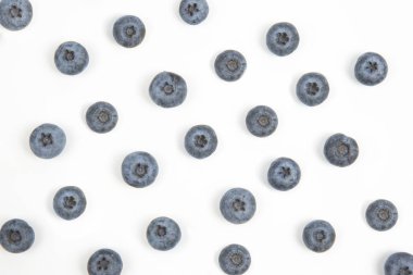 yaban mersini satırlardaki beyaz zemin üzerine yerleştirilir