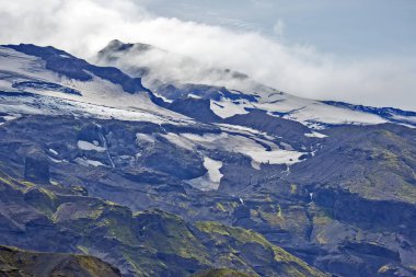 İzlanda 'da buzullu güzel bir dağ manzarası. Doğa ve