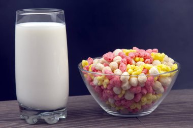 Renkli hafif atıştırmalıklar. Tabakta kahvaltı ve bir bardak süt.. 