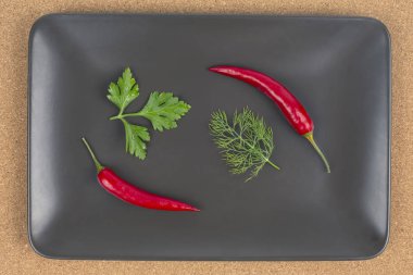 Kırmızı biber ve dereotu yakın plan gri arka planda. Sağlıklı v