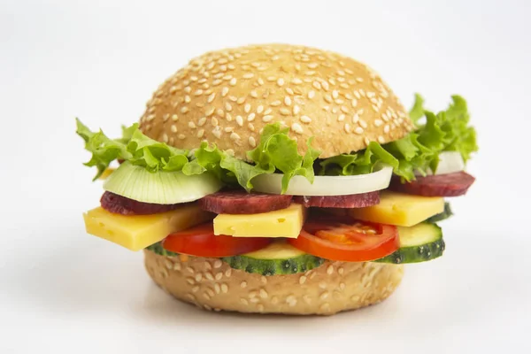 Hamburger se zeleninou a klobásou na bílém pozadí. Fas — Stock fotografie