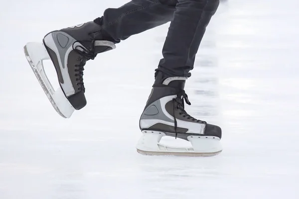 Kaki seorang pria skating di arena es . — Stok Foto