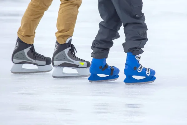 서로 다른 사람들 이 빙판 위에서 스케이트를 타는 모습. 취미와 SP — 스톡 사진