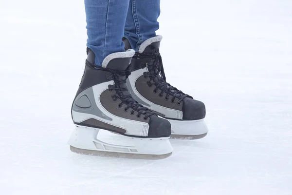 スケートの足はアイスリンクのクローズアップで積極的にスケートします。趣味 — ストック写真