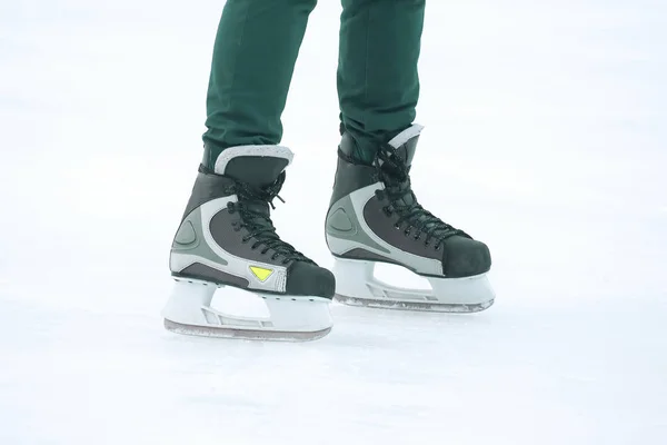 Jambes d'un homme patinant sur une patinoire. Loisirs et sports. Vacati — Photo