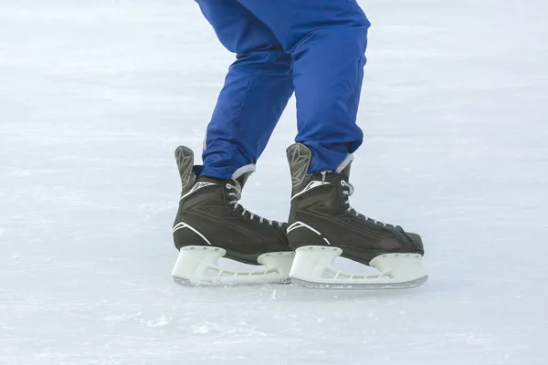 Buz pateni pistinde kayan bir adamın bacakları. Hobiler ve spor. Vacati — Stok fotoğraf