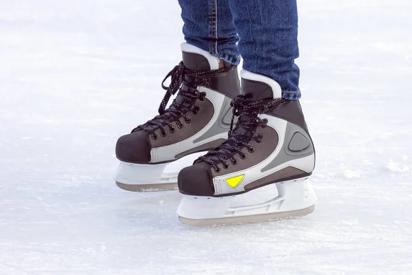 Bir adamın yakın plan bacakları buz pateni pistinde kayar. Hobiler ve spor — Stok fotoğraf