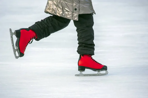 脚踏在溜冰场上的红色冰鞋。 业余爱好和运动。 1.假日 — 图库照片